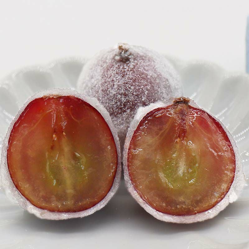 濃厚な味と酸味のピオーネをほんのり甘い求肥で包みました